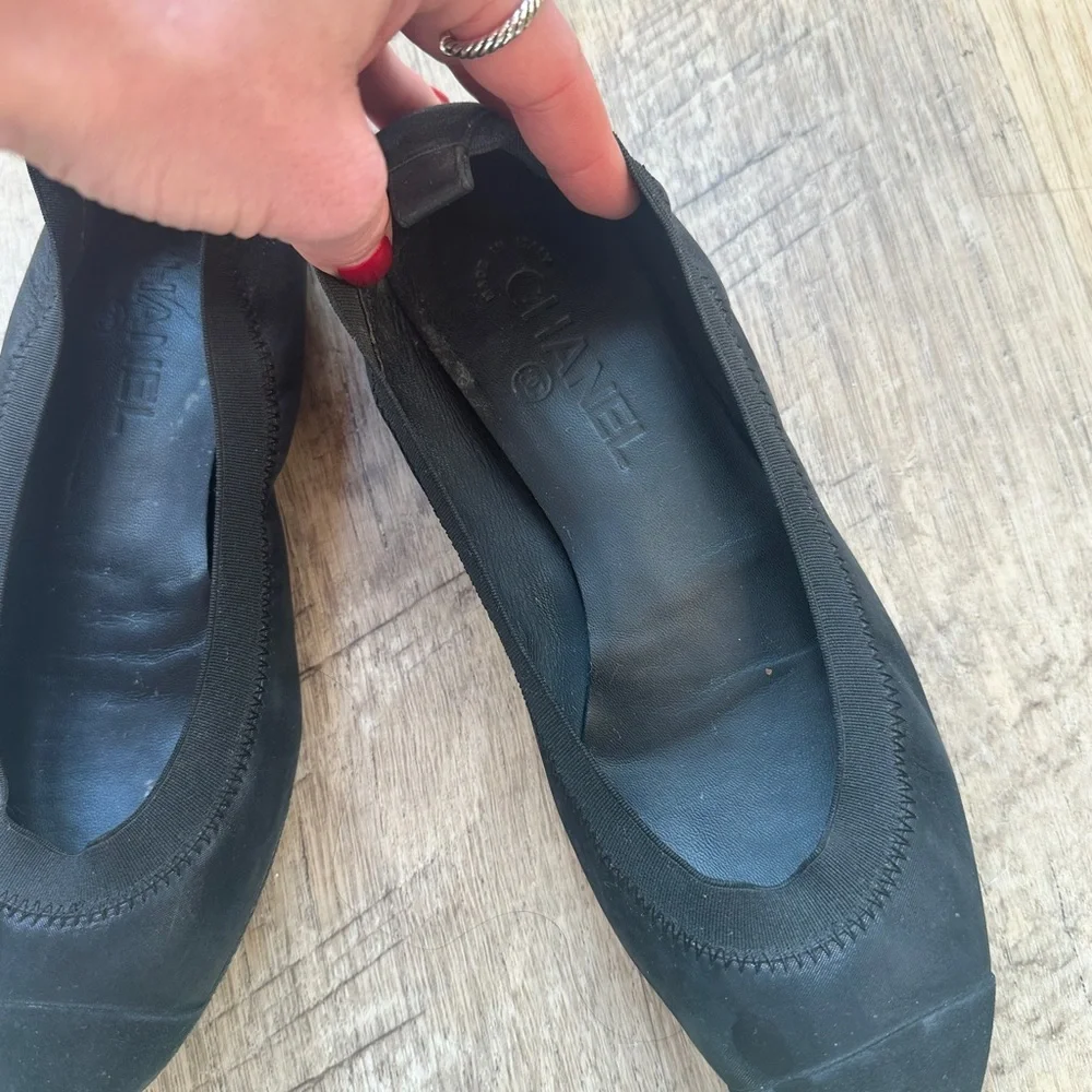 Authentic CHANEL Black Ballet Flats - size 38/7.5